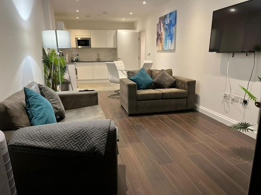 Spacious, Bright & Modern 1 & 2 Bed Apartments At Sligo House - Central Watford Watford  Exterior photo